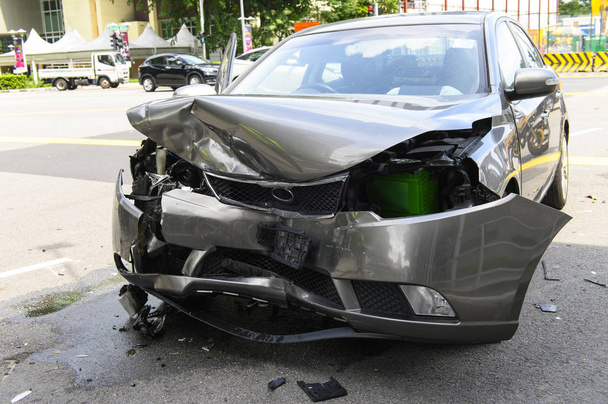 Autóbalesetben autó baleset az úton, a város - Fotó, kép