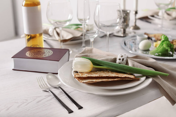 Festive Passover table setting with Torah. Pesach celebration - Foto, afbeelding