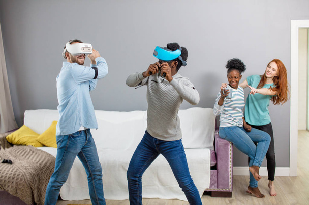 Internationale Studenten genießen zusammen mit Virtual-Reality-Brillen - Foto, Bild