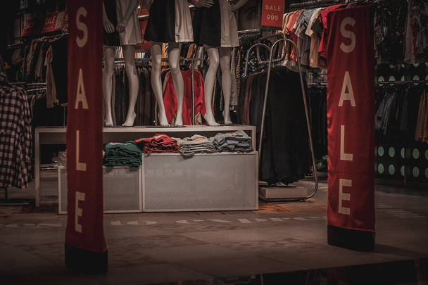 sale of clothing in the store - Foto, afbeelding