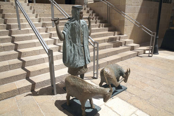 Скульптури сучасного ізраїльського скульпторів на вулицях Єрусалим, Ізраїль. Вівчарські з двох овець - Фото, зображення