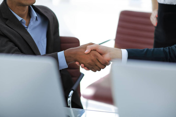 closeup.handshake of business partners on the background of the office - Valokuva, kuva