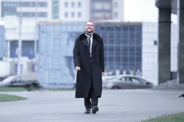 businessman standing on the street of a big city - Foto, afbeelding