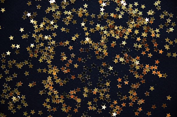 aranyszínű karácsonyi csillag-fekete háttér. - Fotó, kép