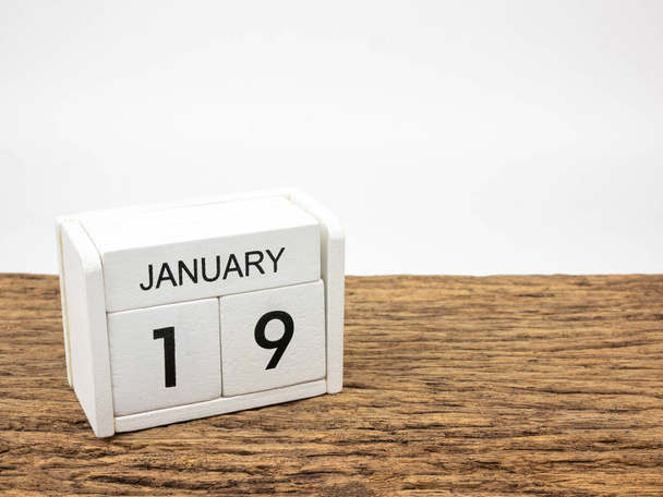 19 januari witte kubus houten kalender op vintage hout en witte achtergrond met winterdag, Copyspace voor tekst. - Foto, afbeelding