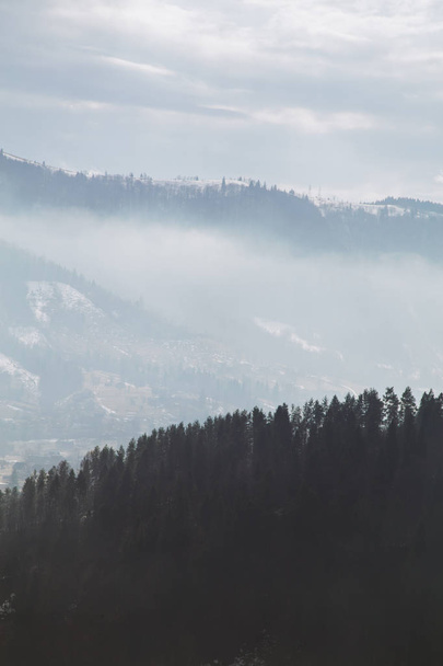 θέα ομιχλώδη βουνά κατά τη διάρκεια της ημέρας, τον προορισμό Γιαρέμτσε - Φωτογραφία, εικόνα