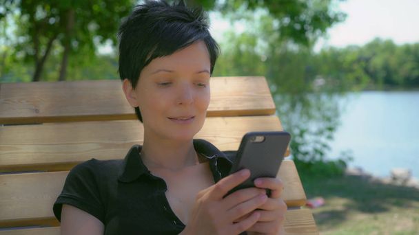 Mulheres enfrentam close-up com mensagens de texto de telefone celular
. - Foto, Imagem