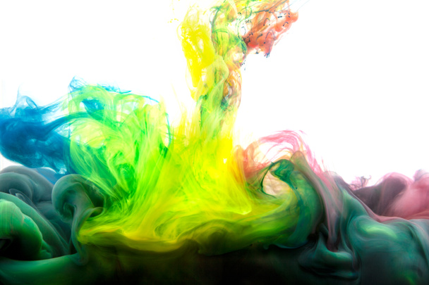 Ruch Kolor kropla w wodzie, Tusz wirujący w, Kolorowy atrament abstrakcji.Fantazyjny sen Chmura tuszu pod wodą - Zdjęcie, obraz