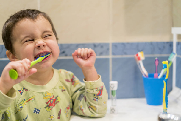 Un bel bambino che si lava i denti. bambino con spazzolino da denti
. - Foto, immagini
