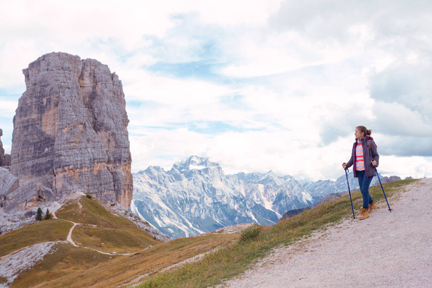 girl hiker at the mountains Dolomites, Italy. Cinque Torr - Φωτογραφία, εικόνα