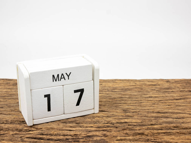 17 de maio calendário de madeira branca em madeira vintage e fundo branco com dia de primavera, Copyspace para texto
. - Foto, Imagem