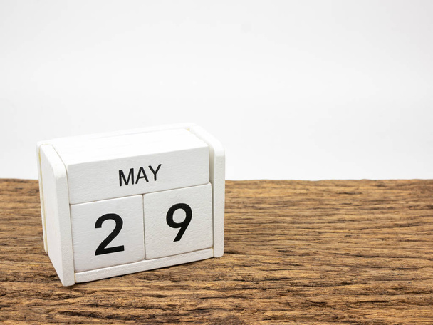 29 de maio calendário de madeira branca em madeira vintage e fundo branco com dia de primavera, Copyspace para texto
. - Foto, Imagem