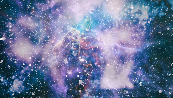 Daleko od sebe zářila mlhovina a hvězdné pole proti vesmíru. Prvky tohoto snímku poskytla NASA. - Fotografie, Obrázek