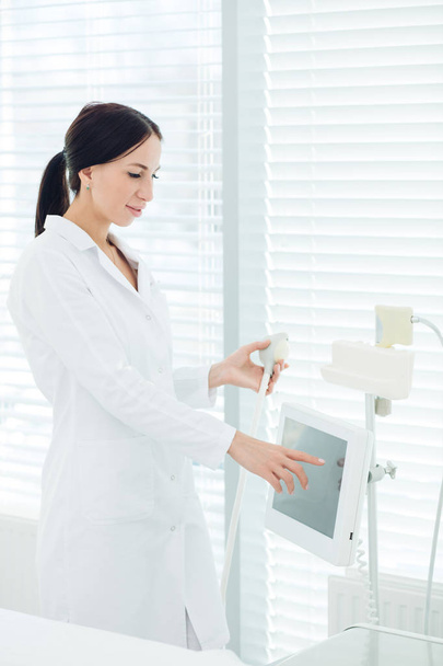 portrait of smiling cosmetologist in white medical unoform with LPG apparatus - Фото, зображення