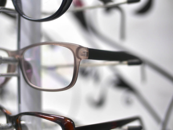 óculos na loja
 - Foto, Imagem