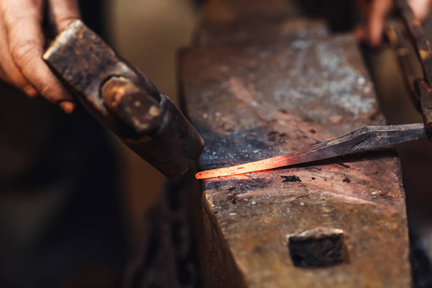 forgeron fait un forgeage artistique de métal chaud sur l'enclume
. - Photo, image