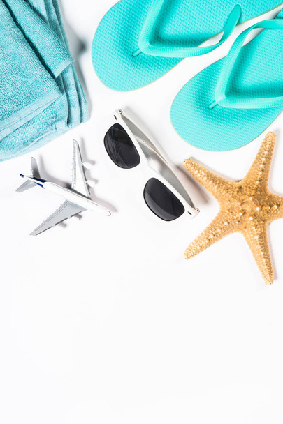 Kék flip papucs, napszemüveg, sík és tengeri csillag a fehér háttér. - Fotó, kép