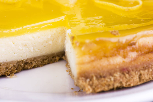 Tarta de queso limón decorado con una ralladura de limón de cerca. Enfoque selectivo
 - Foto, Imagen