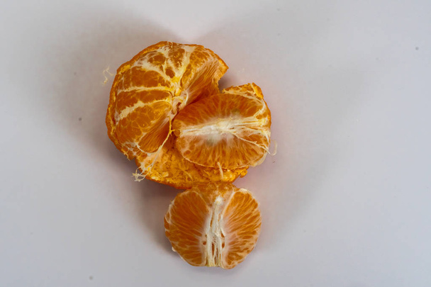 Zralé a čerstvé mandarinky izolovaných na bílém pozadí. Makrofotografie. Citrusové - Fotografie, Obrázek