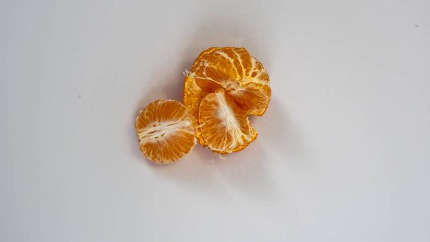 Mandarino maturo e fresco isolato su fondo bianco. Primo piano, macro. Agrumi
 - Foto, immagini