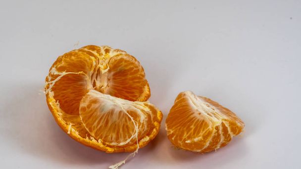 Mandarina madura y fresca aislada sobre fondo blanco. Primer plano, macro. Citrus.
 - Foto, imagen