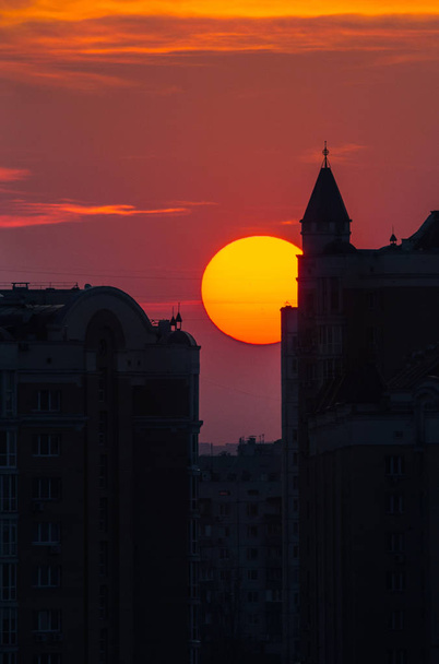Gebouwen silhouetten bij zonsondergang in Kiev, Oekraïne - Foto, afbeelding