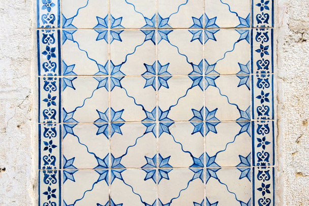 伝統的なポルトガル様式のインテリアと古い壁タイル ブルーの色調で azulezhu. - 写真・画像