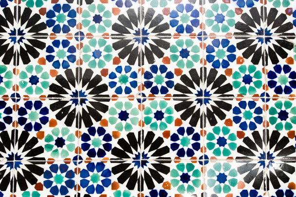 Oude muur met traditionele Portugese decor tegels azulezhu in blauwe, zwarte, rode en groene tinten. - Foto, afbeelding