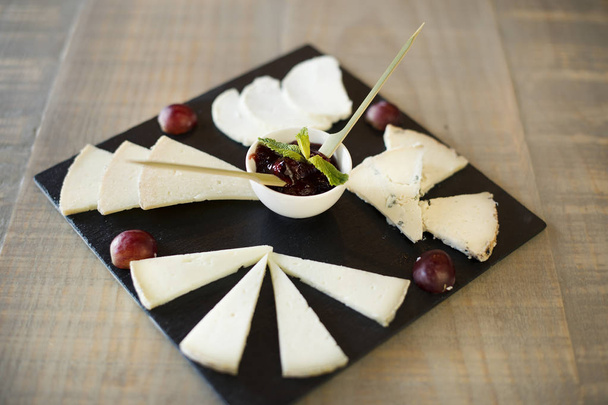  チーズとブドウの豊かな料理 - 写真・画像
