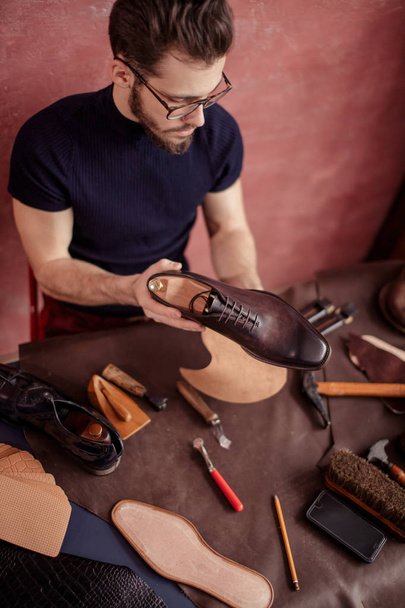 man specializing in creating shoes and boots - Zdjęcie, obraz