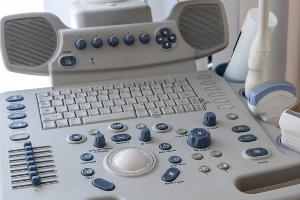 Detail. Ovládací panel Ultrazvukový přístroj pro diagnostiku a vyšetření lidské vnitřní orgány prostřednictvím počítače. Moderní metody lékařského výzkumu. Nemocniční vybavení. - Fotografie, Obrázek