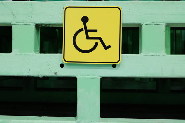 Захист та допомога людям з обмеженими можливостями. Жовтий знак - місце для людей з обмеженими можливостями. Соціальна сфера життя
. - Фото, зображення