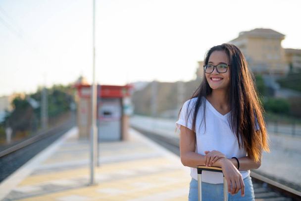 Jeune femme touristique asiatique heureuse en attente à la gare
 - Photo, image