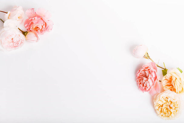 Slavnostní květinová kompozice na bílém dřevěném pozadí. Pohled shora - Fotografie, Obrázek
