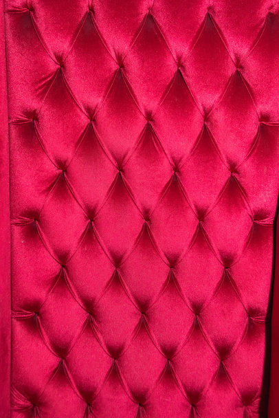 Silla de terciopelo rosa con remaches. Muebles tapizados en la habitación. Textura de la silla con remaches. Tela de terciopelo
. - Foto, imagen