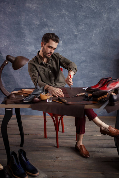 talented cobber cutting the leather - Foto, Imagem