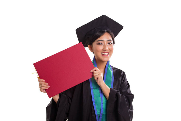 Jovem asiática solteira do sexo feminino orgulhosamente mostrando seu certificado de graduação para câmera, close-up, studio shot
 - Foto, Imagem