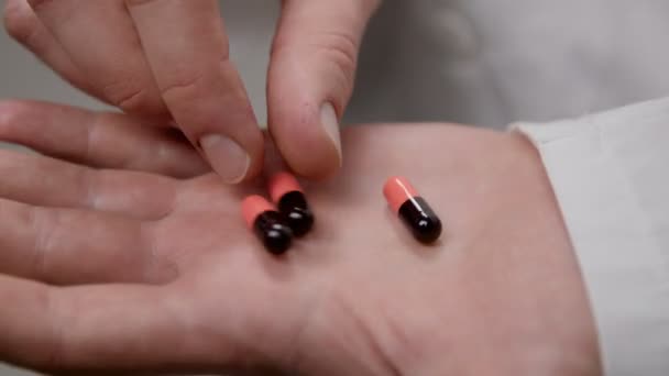 Doctor holds several pills in his hand. - Materiaali, video