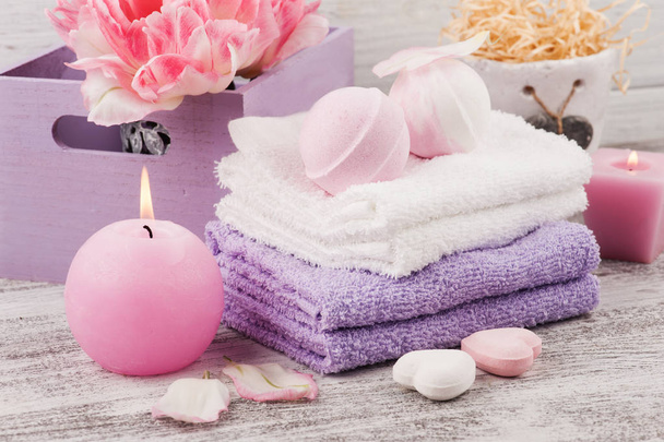 Lawendowy pieniący kule do kąpieli i mydła, koncepcja spa z ręcznikami i tulipany - Zdjęcie, obraz