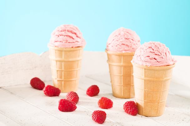 три конуси малинового морозива
 - Фото, зображення