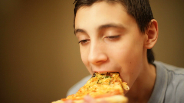 少年がピザを食べ - 映像、動画