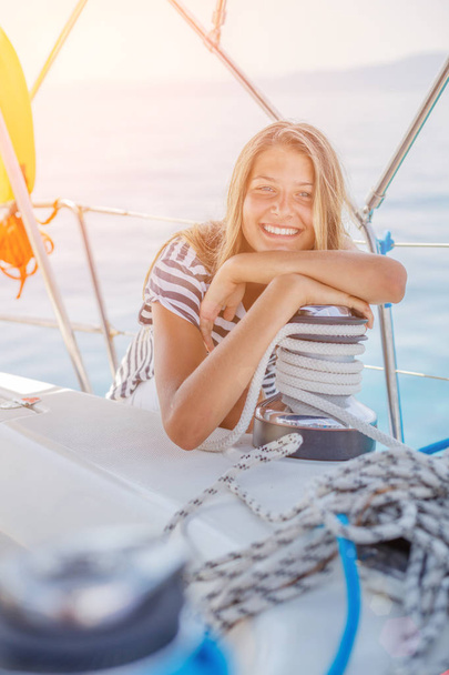 Girl on board of sailing yacht on summer cruise. Travel adventure, yachting with child on family vacation. - Fotoğraf, Görsel