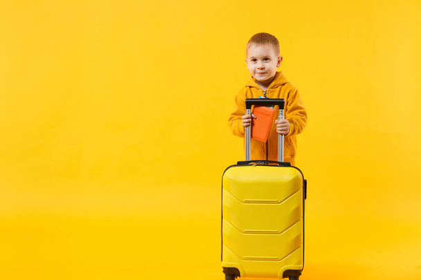 Sarı turuncu duvar arka plan studio izole küçük gezgin Turizm çocuk çocuk 3-4 yaşında. Hafta sonu kaçış üzerinde seyahat için yurt dışında seyahat yolcu. Hava uçuş yolculuk kavramı. Mockup kopya alanı - Fotoğraf, Görsel