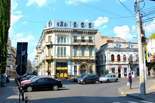 Paisaje urbano típico en el pueblo Craiova, la sexta ciudad más grande de Rumania y capital del condado de Dolj, situada cerca de la orilla este del río Jiu en el centro de Oltenia
. - Foto, imagen