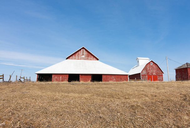 農村部のアメリカ合衆国中西部の古い赤の納屋。局郡、イリノイ州、アメリカ合衆国 - 写真・画像