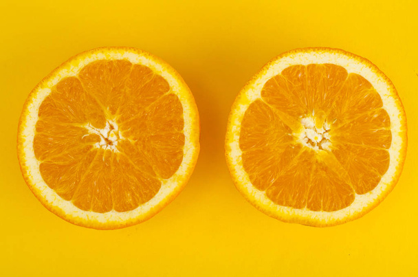 Twee helften van gesneden sinaasappel, top uitzicht. Studio foto - Foto, afbeelding