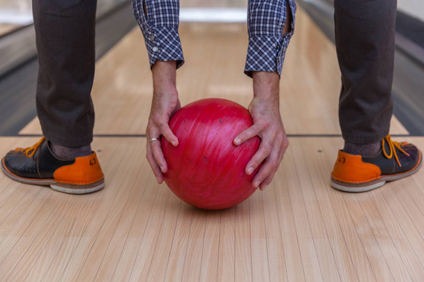 człowiek z bowling ball gry Kręgle kręgielnia w centrum sportu - Zdjęcie, obraz
