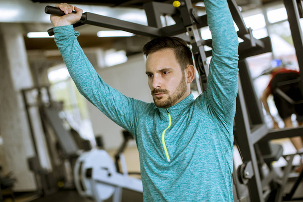 Atletický muž školení se zádové svaly vytáhnout čerpání - Fotografie, Obrázek