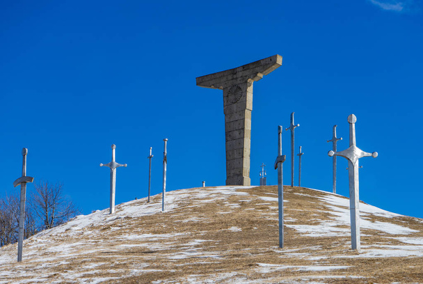 Διάσημο μνημείο μάχης Didgori γίγαντας διασταύρωσαν με γλυπτά των στρατιωτών κοντά στην Τιφλίδα στο οροσειρά του Καυκάσου - Φωτογραφία, εικόνα