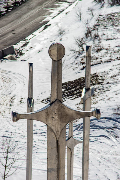 Famoso monumento de batalha de Didgori com enormes sombras e esculturas de soldados perto de Tbilisi na cordilheira do Cáucaso
 - Foto, Imagem